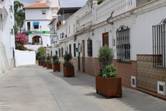 El Ayuntamiento instala jardineras en Las Casas Nuevas