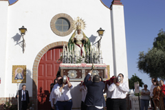 La Virgen de la Paz sale en procesin por las calles de lora