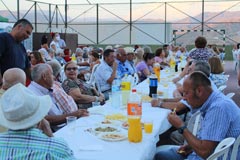 Aperitivos, helados, regalos y msica para la Tercera Edad