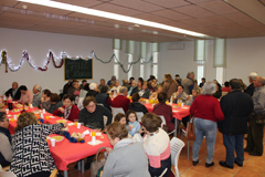 Los mayores de la Barriada El Puente celebran su merienda de Navidad