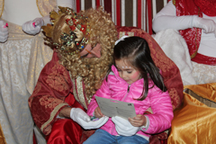 Nios y nias de lora entregan sus cartas a los Reyes Magos