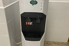 El Ayuntamiento instala dispensadores de agua en los colegios municipales