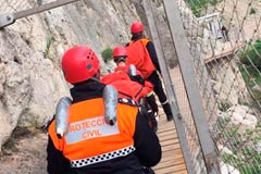 Proteccin Civil rescata a una mujer accidentada en el Caminito del Rey