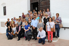 Medio centenar de vecinos disfrutan de una visita a Frigiliana y Nerja