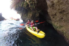 Medio centenar de perotes disfrutan de una ruta en Kayak