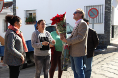 El Ayuntamiento colabora con la vecindad en la decoracin de las calles