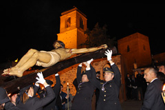 Silencio y respeto en el Traslado del Cristo de los Estudiantes