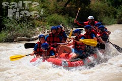 Un grupo de jvenes disfrutan de una jornada de rafting en el ro Genil