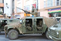 lora acoge una exposicin de coches de combate y armamento de la Legin