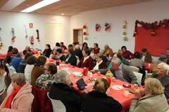 Un centenar de personas participan en la Merienda Navidea de la Barriada