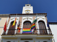 La Bandera del Arco Iris preside el baln del Ayuntamiento de lora