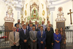 La nueva Junta de Gobierno de la Hermandad Virgen de Flores toma posesin