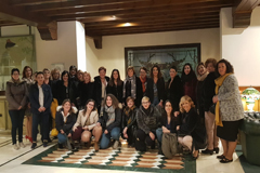 Un grupo de  mujeres disfrutan de un viaje a Torremolinos