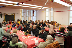 Un centenar de personas participan en la Merienda Navidea de la Barriada