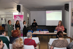 Un grupo de mujeres participan en una charla ofrecida por ASAMMA