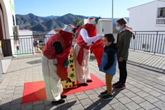 Los Pajes Reales recogen las cartas y los deseos de los ms pequeos